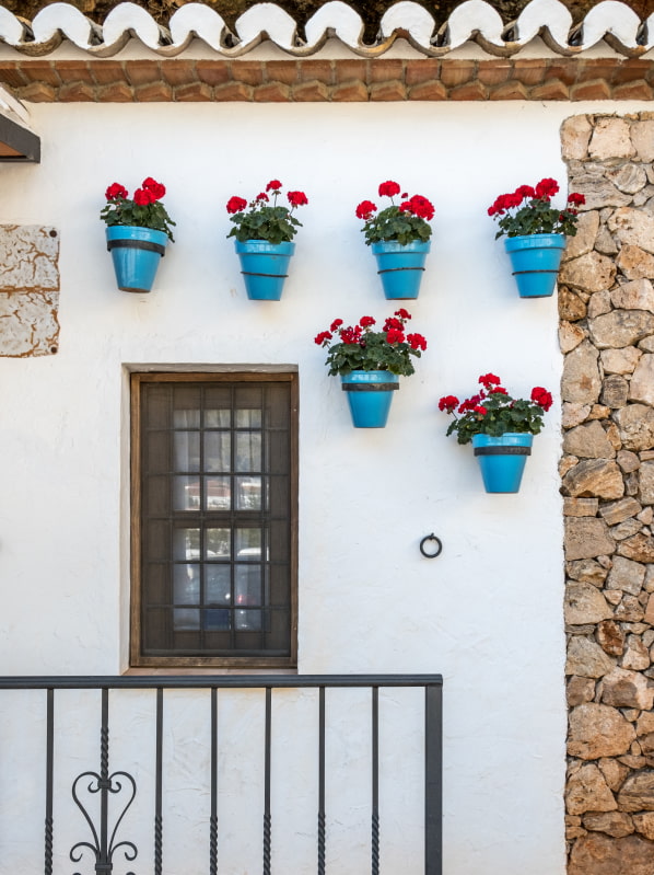 Detail of one of the façades of the Jewish Quarter, decorated with flowerpots.
