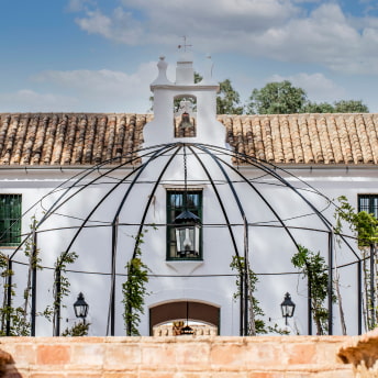 Detalle de la fachada principal, en la que se ve el campanario del hotel