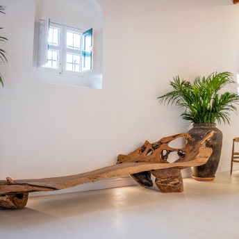 Exclusivo banco de diseño elaborado en madera natural