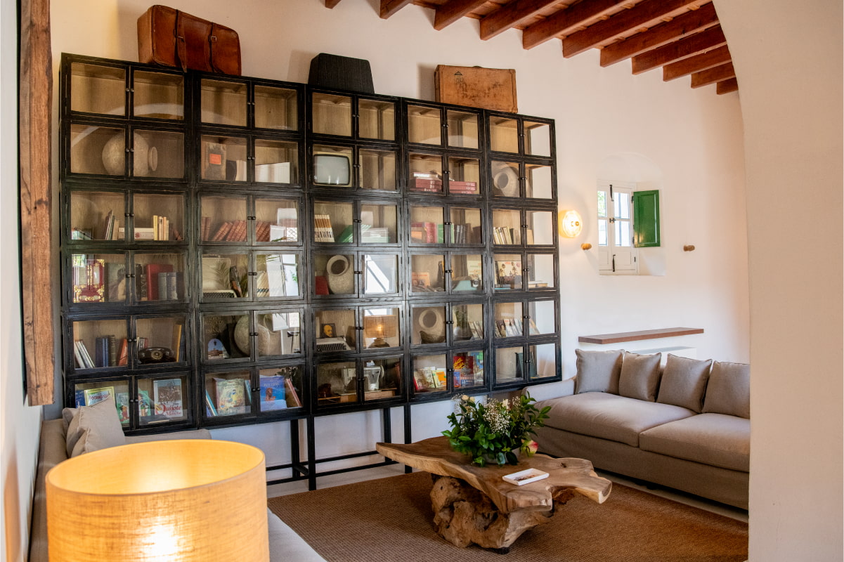 Librería de diseño con multitud de libros y elementos decorativos