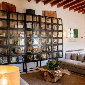 Librería de diseño con multitud de libros y elementos decorativos