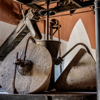Antigua almazara o molino de aceite que decora el restaurante