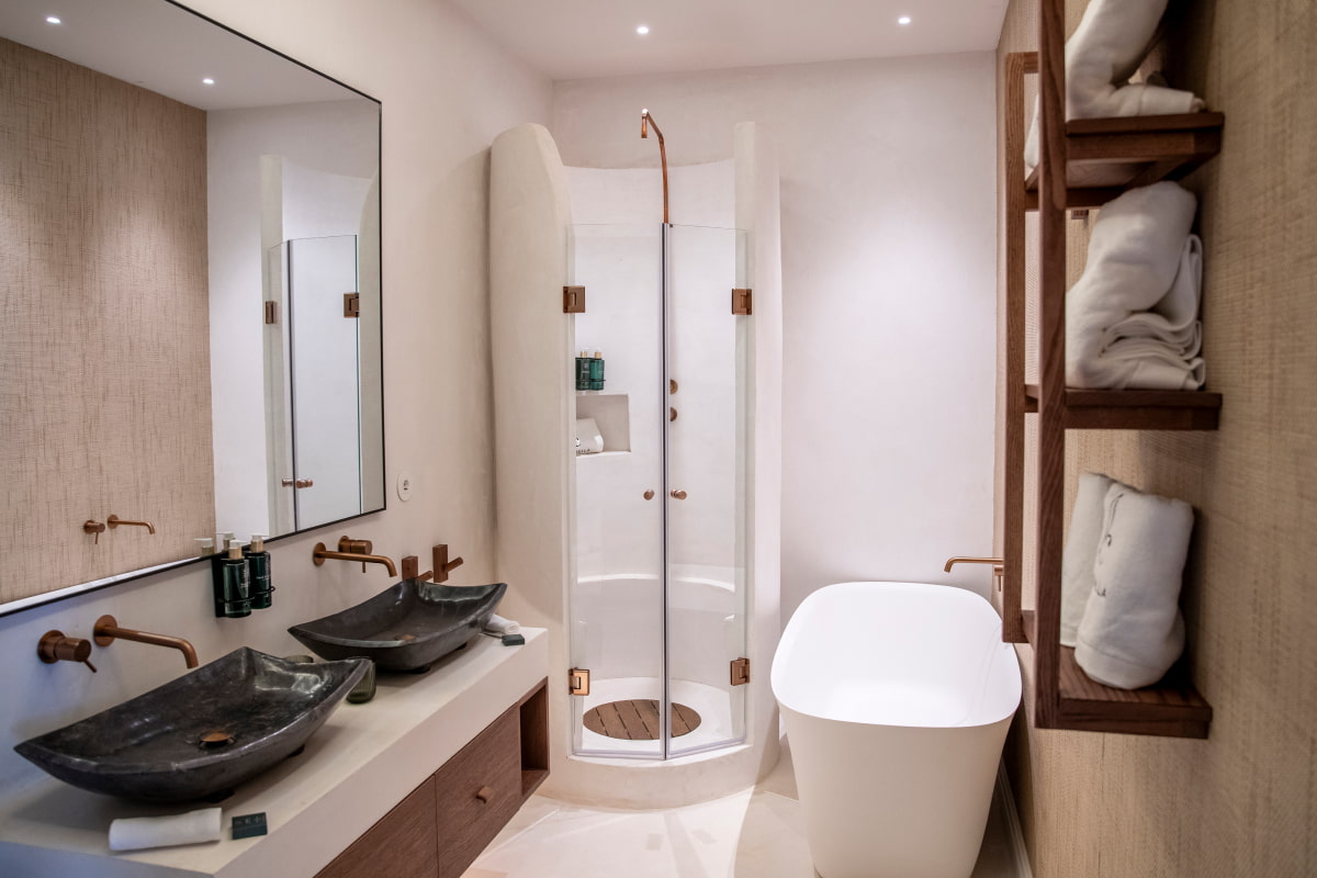 Cuarto de baño con doble encimera, ducha y bañera