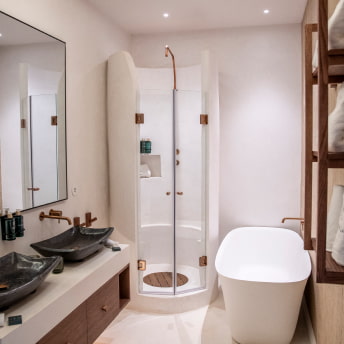 Cuarto de baño con doble encimera, ducha y bañera
