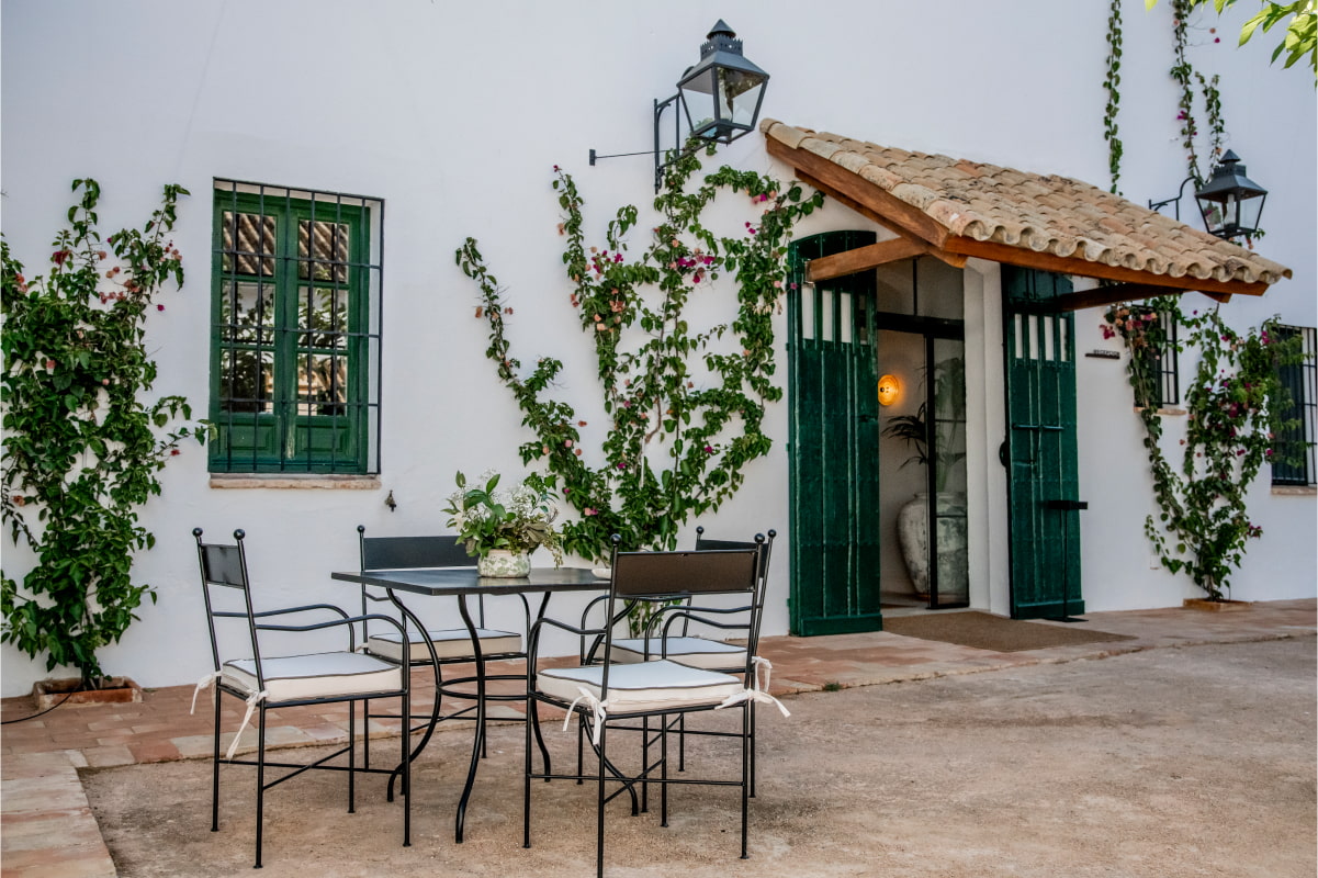 Mesas y sillas para descansar en el patio exterior del hotel