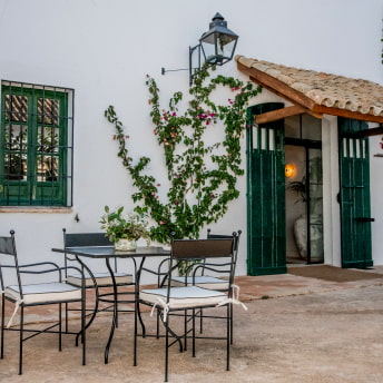 Mesas y sillas para descansar en el patio exterior del hotel