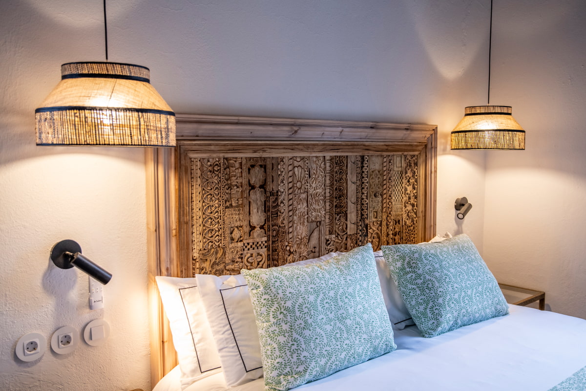 Detalle del cabecero de la cama, labrado en madera