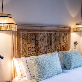 Detalle del cabecero de la cama, labrado en madera