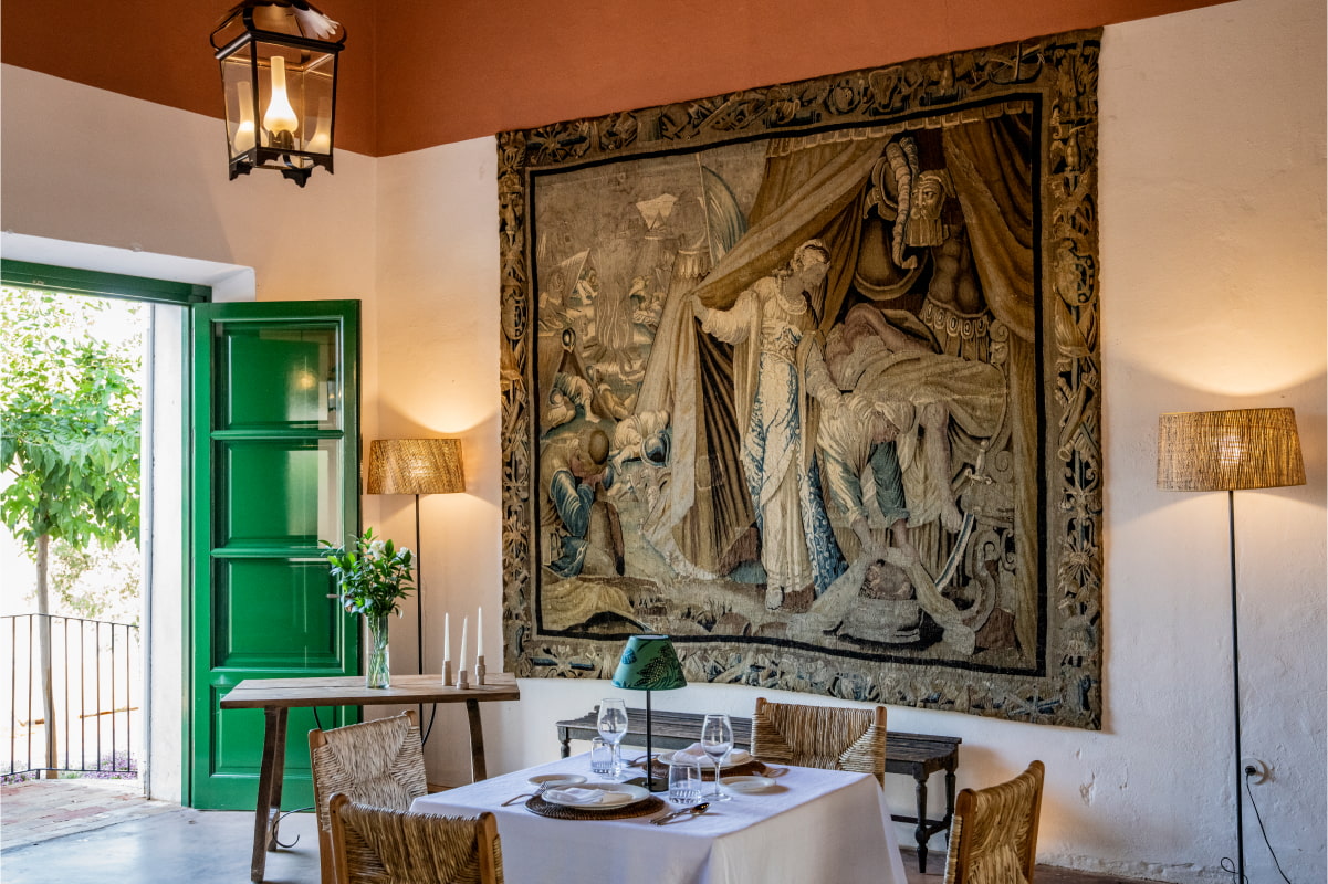 Impresionante tapiz de época que decora una de las paredes del restaurante