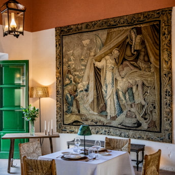 Impresionante tapiz de época que decora una de las paredes del restaurante