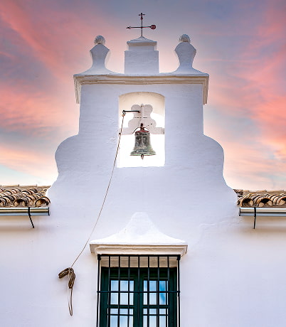 Campanario Detalle de la campana del hotel, símbolo del carácter e historia del establecimiento
