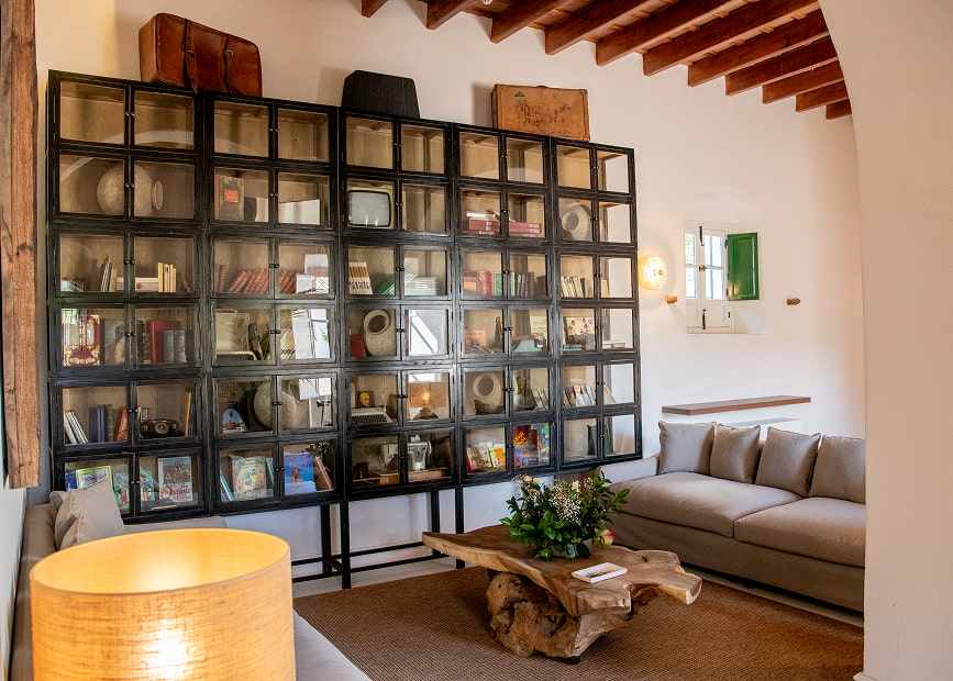 Biblioteca Librería de diseño con multitud de libros y elementos decorativos