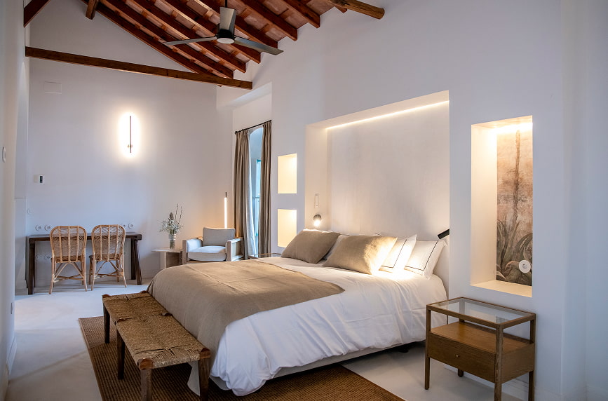Habitación Hotel Corbella 2 Alojamiento equipado con cama doble y muebles de madera