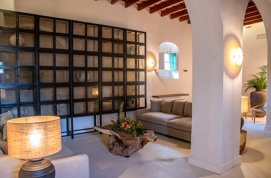 Zona comín Hotel Corbella Zona común equipada con sofás de piel y estanterías