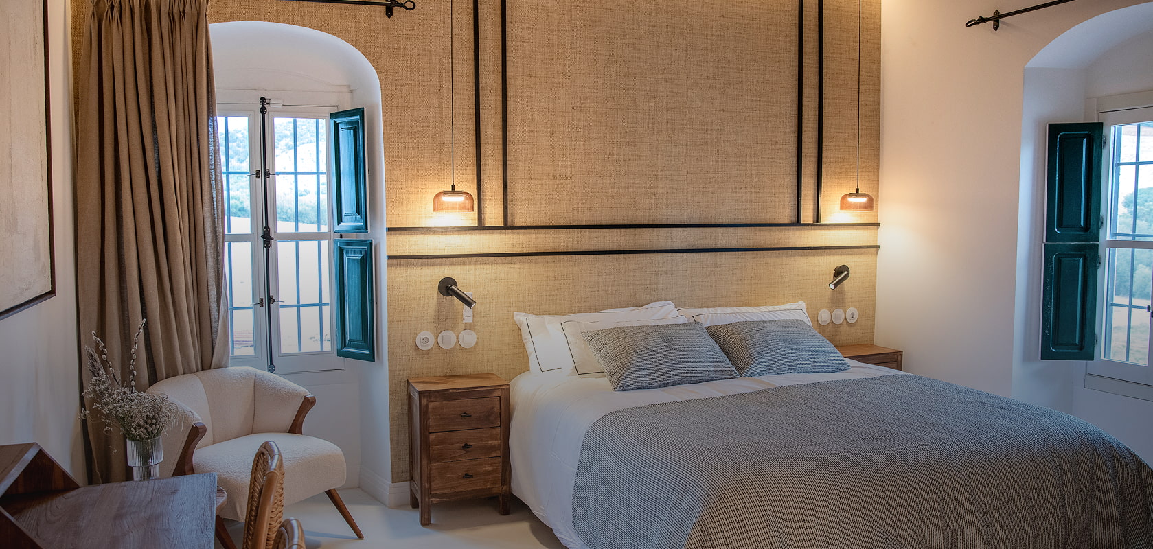 Habitación con cama doble y decorada en colores cálidos