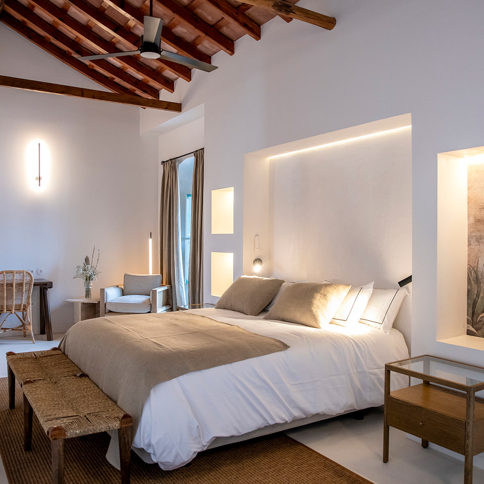 Room with King Size bed and high ceilings with exposed beams