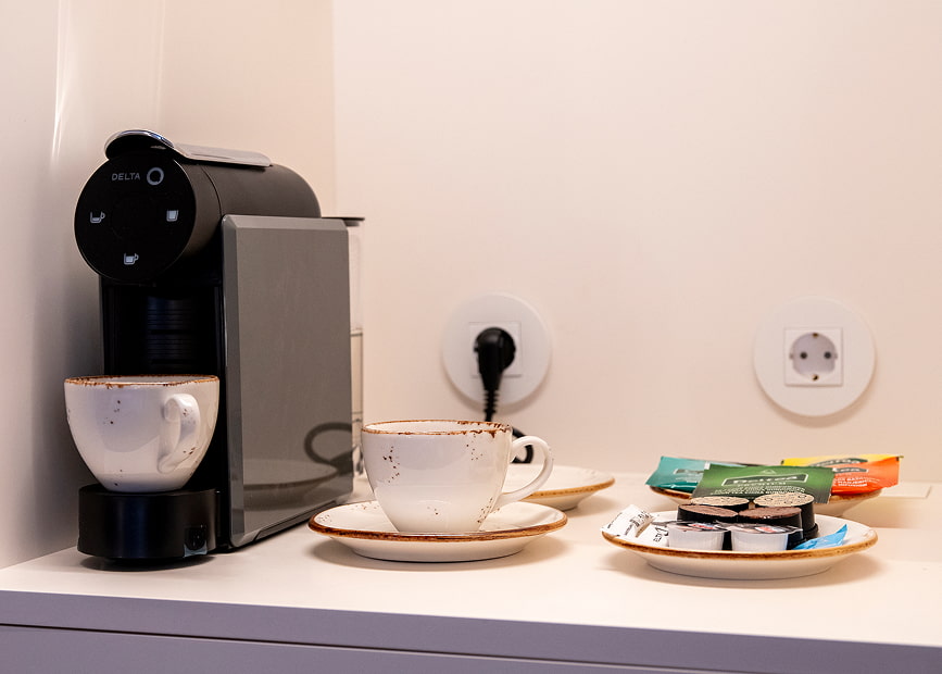 Detail of the capsule headboard and cups available in the room.
